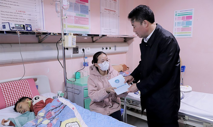 Tổng Giám đốc Nguyễn Thế Mạnh tặng quà cho bệnh nhi có hoàn cảnh khó khăn tại Bệnh viện Nhi Trung ương. Tổng Giám đốc Nguyễn Thế Mạnh tặng quà cho bệnh nhi có hoàn cảnh khó khăn tại Bệnh viện Nhi Trung ương.