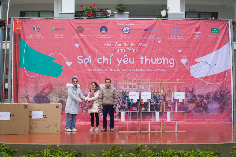 Bà Vũ Thương, Giám Đốc Sconnect Academy of Media Arts (bên trái) trao tặng tivi và tủ sách cho nhà trường.
