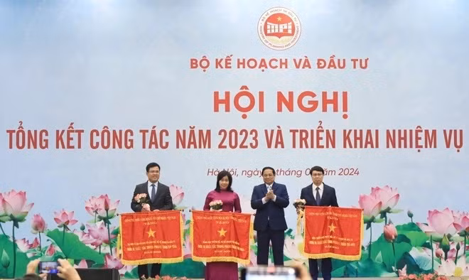 Thủ tướng Phạm Minh Chính trao Cờ thi đua của Chính phủ tặng các tập thể có thành tích xuất sắc trong phong trào thi đua năm 2023. (Ảnh: Tuấn Anh/TTXVN)