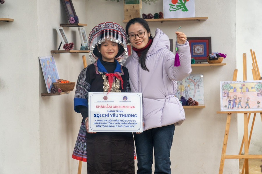 Quỹ Khăn Ấm Cho Em chung tay góp phần nhỏ bé vào sự nghiệp bảo tồn và phát triển văn hóa dân tộc cùng CLB thêu “Hoa Núi”.