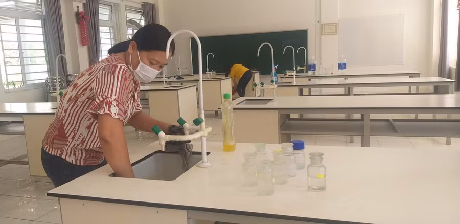 Lau chùi thiết bị, phòng thực hành tại trường THCS Đàm Quang Trung (Q. Liên Chiểu)