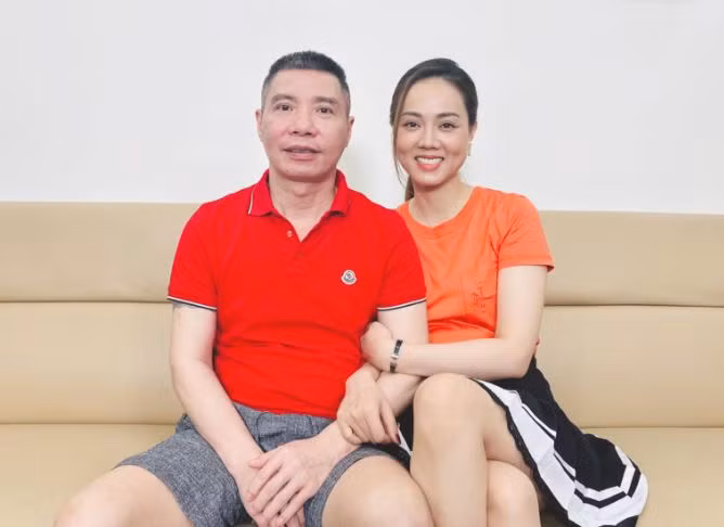 Bà xã NSND Công Lý tiết lộ chồng đã bị ngã trong nhà tắm khi cô vắng nhà.