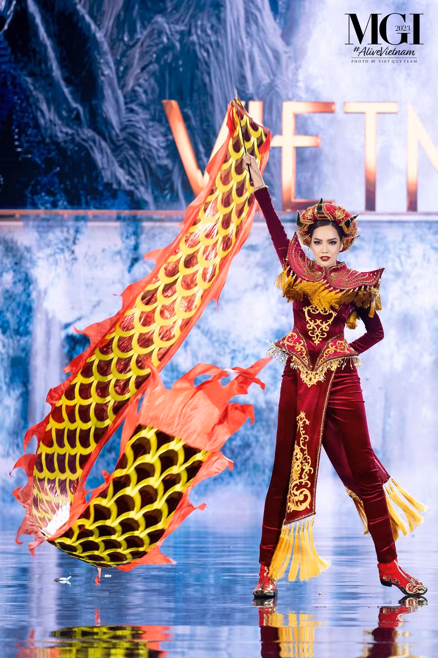 Hoàng Phương giành giải Trang phục dân tộc đẹp nhất với bộ trang phục Vũ khúc thiên long.