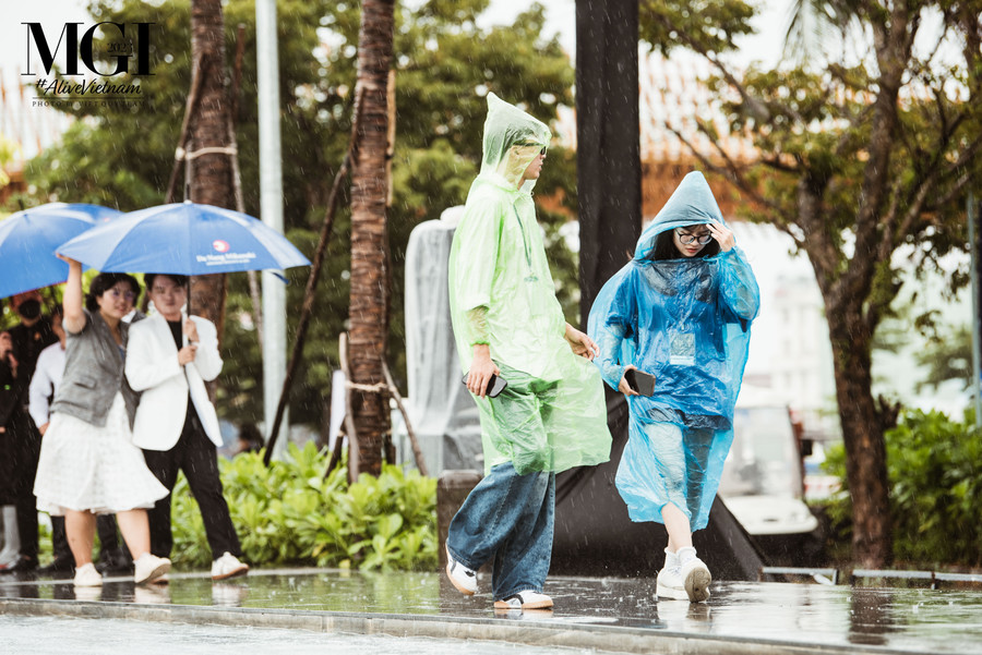 Phần thi Swimsuit Competition trong khuôn khổ cuộc thi Miss Grand International 2023 bị ảnh hưởng bởi thời tiết, dời 2 tiếng so với dự kiến nhưng vẫn không ngừng mưa.