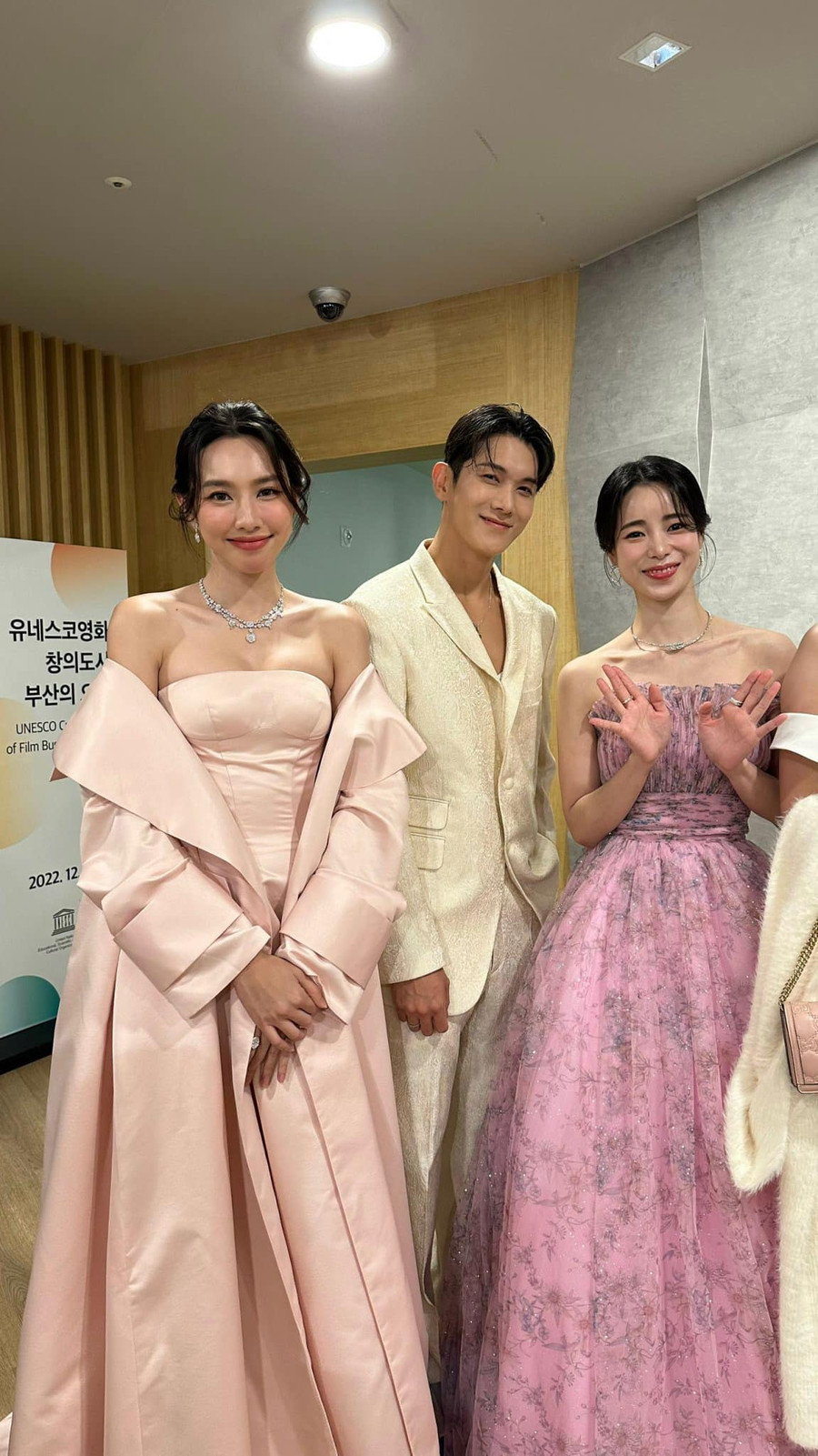 Hoa hậu Thùy Tiên vừa tham gia Liên hoan phim Quốc tế Busan tại Hàn Quốc. Tại sự kiện, cô gặp gỡ nhiều ngôi sao xứ sở kim chi. Hoa hậu Thùy Tiên vừa tham gia Liên hoan phim Quốc tế Busan tại Hàn Quốc. Tại sự kiện, cô gặp gỡ nhiều ngôi sao xứ sở kim chi.
