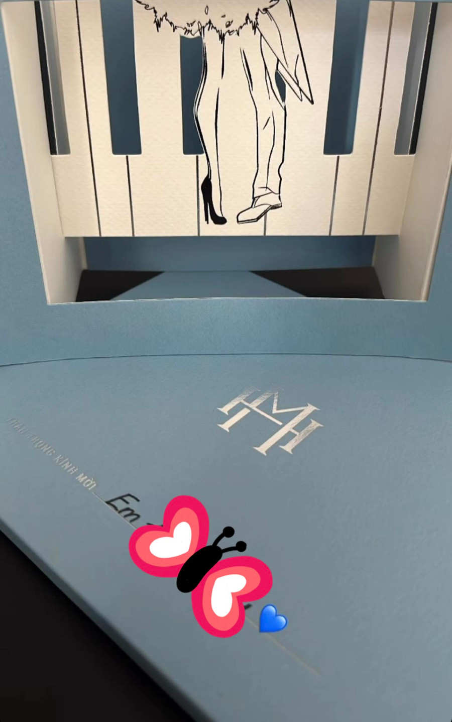 Hình ảnh chiếc thiệp cưới của Thanh Hằng và chồng nhạc trưởng.