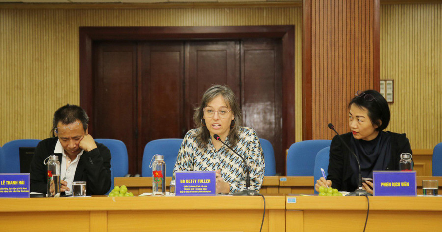 Bà Betsy Fuller, Quản lý chương trình cấp cao Chương trình y tế cộng đồng, Quỹ từ thiện Bloomberg. Bà Betsy Fuller, Quản lý chương trình cấp cao Chương trình y tế cộng đồng, Quỹ từ thiện Bloomberg.