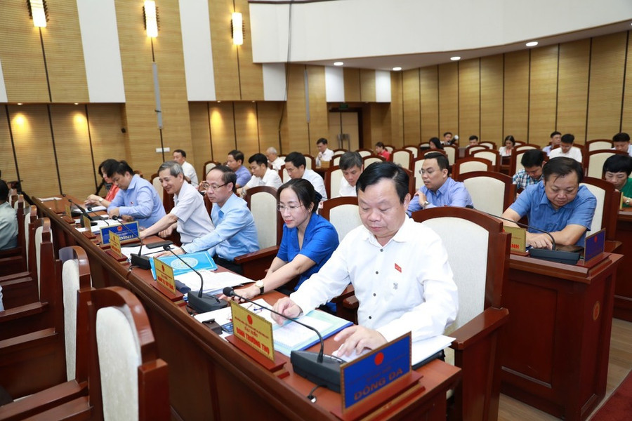 Các đại biểu HĐND bấm nút biểu quyết tại kỳ họp. Các đại biểu HĐND bấm nút biểu quyết tại kỳ họp.