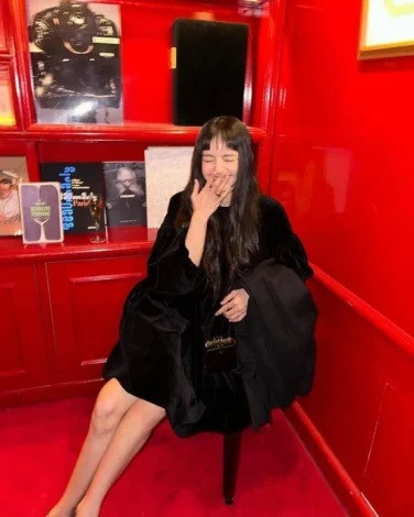 Buổi biểu diễn gần đây của LISA đã bị trì hoãn khoảng nửa tiếng. Câu lạc bộ thoát y Crazy Horse đã gửi email tới khán giả để thông báo về việc thay đổi lịch trình.