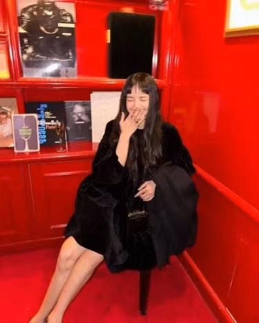 Buổi biểu diễn gần đây của LISA đã bị trì hoãn khoảng nửa tiếng. Câu lạc bộ thoát y Crazy Horse đã gửi email tới khán giả để thông báo về việc thay đổi lịch trình.