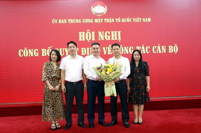 Ban Biên tập Tạp chí Mặt trận tặng hoa chúc mừng nhà báo Trần Bảo Trung. Ban Biên tập Tạp chí Mặt trận tặng hoa chúc mừng nhà báo Trần Bảo Trung.