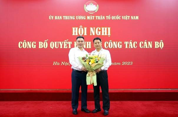 Nhà báo Trương Thành Trung, Bí thư Chi bộ, Phó Tổng Biên tập phụ trách Tạp chí Mặt trận tặng hoa chúc mừng nhà báo Trần Bảo Trung được điều động, bổ nhiệm giữ chức vụ mới. Nhà báo Trương Thành Trung, Bí thư Chi bộ, Phó Tổng Biên tập phụ trách Tạp chí Mặt trận tặng hoa chúc mừng nhà báo Trần Bảo Trung được điều động, bổ nhiệm giữ chức vụ mới.