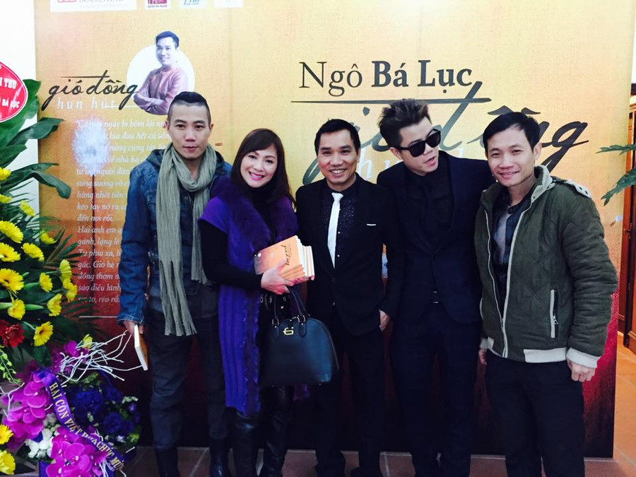 Nghệ sĩ Nguyễn Anh Vũ (choàng khăn quàng cổ) chụp hình cùng bạn bè. Nghệ sĩ Nguyễn Anh Vũ (choàng khăn quàng cổ) chụp hình cùng bạn bè.
