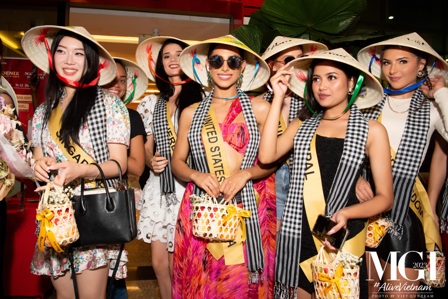 Dàn người đẹp Miss Grand International 2023 “đổ bộ" sân bay Tân Sơn Nhất, chuẩn bị cho cuộc đua về đích. Dàn người đẹp Miss Grand International 2023 “đổ bộ" sân bay Tân Sơn Nhất, chuẩn bị cho cuộc đua về đích.