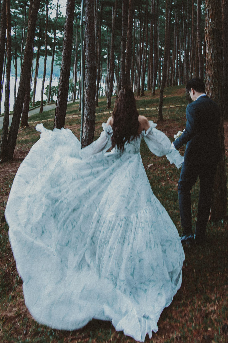 Ảnh cưới của siêu mẫu Thanh Hằng và ông xã nhạc trưởng.