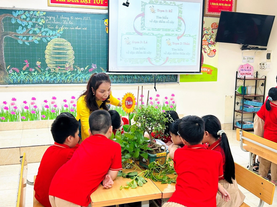 Các em học sinh cùng giáo viên thực hiện chuyên đề hấp dẫn thông qua bài học STEM.