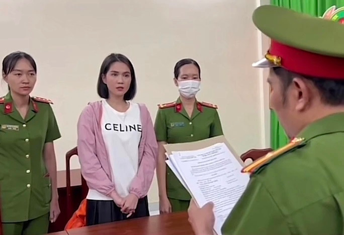 'Nữ hoàng nội y' Ngọc Trinh đã bị khởi tố, bắt tạm giam về tội "gây rối trật tự công cộng". 'Nữ hoàng nội y' Ngọc Trinh đã bị khởi tố, bắt tạm giam về tội "gây rối trật tự công cộng".