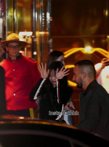 Vừa đặt chân đến Paris, Jennie đã lập tức đến Crazy Horse để xem LISA biểu diễn.