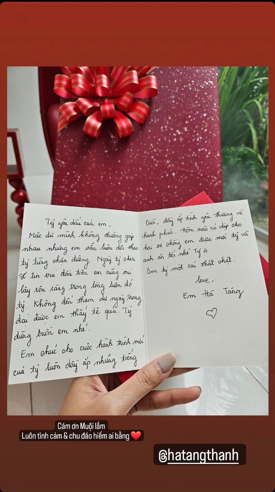 Siêu mẫu Thanh Hằng cảm ơn Tăng Thanh Hà đã gửi quà cưới và tự tay viết thiệp chúc mừng cô trước hôn lễ.