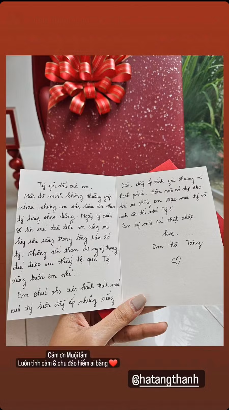 Siêu mẫu Thanh Hằng cảm ơn Tăng Thanh Hà đã gửi quà cưới và tự tay viết thiệp chúc mừng cô trước hôn lễ. Siêu mẫu Thanh Hằng cảm ơn Tăng Thanh Hà đã gửi quà cưới và tự tay viết thiệp chúc mừng cô trước hôn lễ.