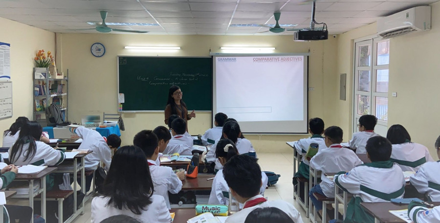 Cô trò Trường THCS và THPT M.V. Lômônôxốp (Hà Nội) trong giờ học. Cô trò Trường THCS và THPT M.V. Lômônôxốp (Hà Nội) trong giờ học.