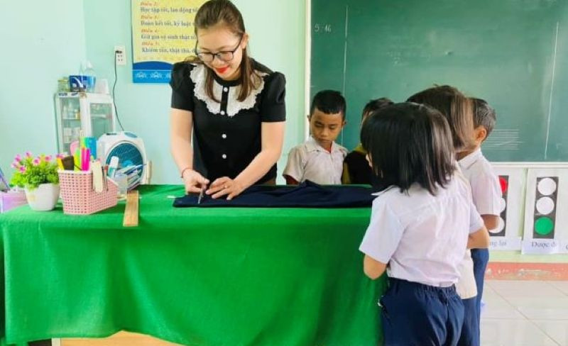 Cô Nguyễn Thị Thu Ba tranh thủ giờ ra chơi, sửa lại quần áo đồng phục xin được cho phù hợp với thể trạng học sinh. Cô Nguyễn Thị Thu Ba tranh thủ giờ ra chơi, sửa lại quần áo đồng phục xin được cho phù hợp với thể trạng học sinh.