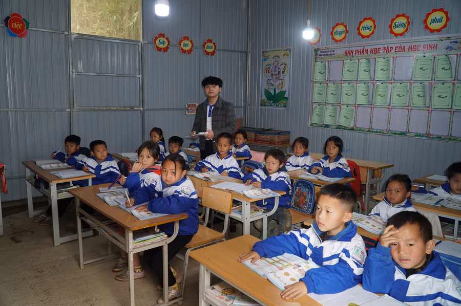 Giờ học của thầy trò Trường Phổ thông DTBT Tiểu học Mường Lống 2, huyện Kỳ Sơn, Nghệ An.