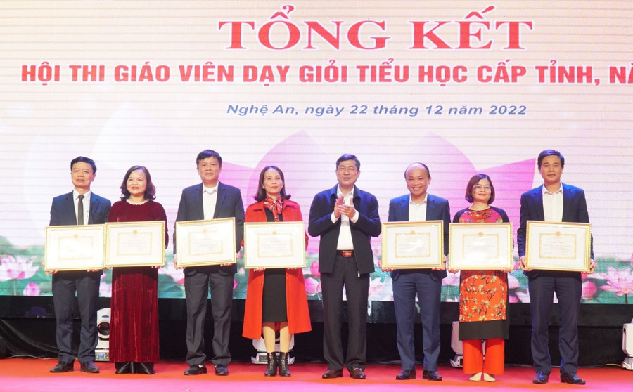 Ông Thái Văn Thành - Giám đốc Sở GD&ĐT Nghệ An trao thưởng cho các tập thể có thành tích xuất sắc tại Hội thi Giáo viên giỏi tỉnh cấp tiểu học năm 2022. Ông Thái Văn Thành - Giám đốc Sở GD&ĐT Nghệ An trao thưởng cho các tập thể có thành tích xuất sắc tại Hội thi Giáo viên giỏi tỉnh cấp tiểu học năm 2022.