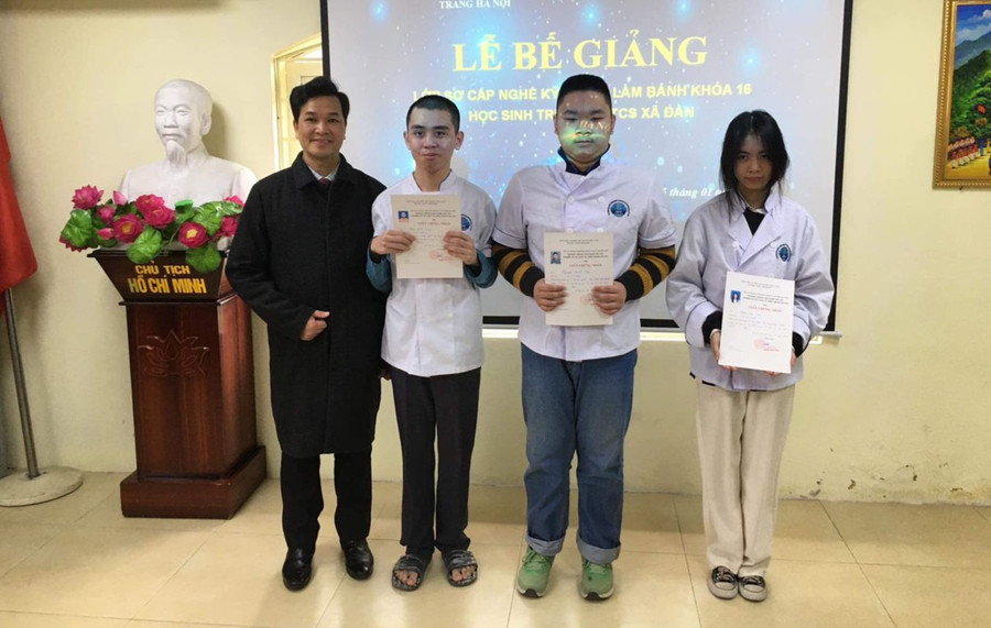 Thầy Phạm Văn Hoan (bìa trái) và các em học sinh khiếm thính của Trường Phổ thông cơ sở Xã Đàn tại Lễ bế giảng lớp sơ cấp nghề Kỹ thuật làm bánh.