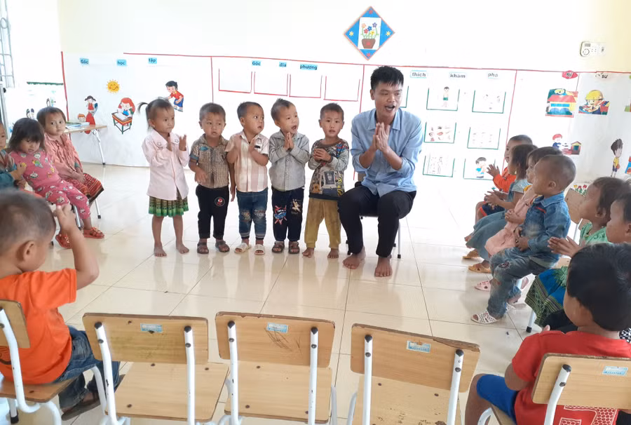 Thầy Vàng Anh, giáo viên cắm bản Huổi Mắn và các học sinh Trường Mầm non Nậm Chà, xã Nậm Chà, huyện Nậm Nhùn, tỉnh Lai Châu. Ảnh: Minh Thịnh
