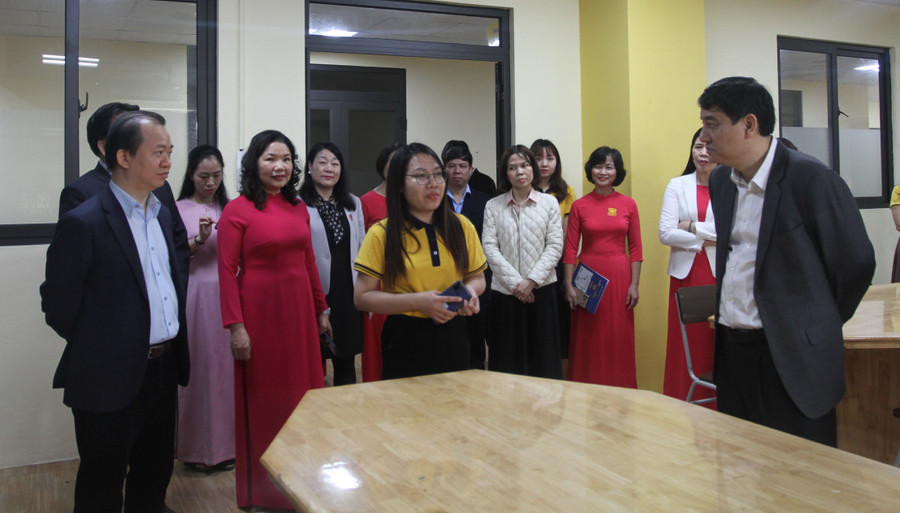 Đoàn giám sát của Ủy ban Thường vụ Quốc hội về đổi mới Chương trình, sách giáo khoa giáo dục phổ thông, giai đoạn 2014 - 2022 thực hiện giám sát chuyên đề tại Hà Nội. Đoàn giám sát của Ủy ban Thường vụ Quốc hội về đổi mới Chương trình, sách giáo khoa giáo dục phổ thông, giai đoạn 2014 - 2022 thực hiện giám sát chuyên đề tại Hà Nội.