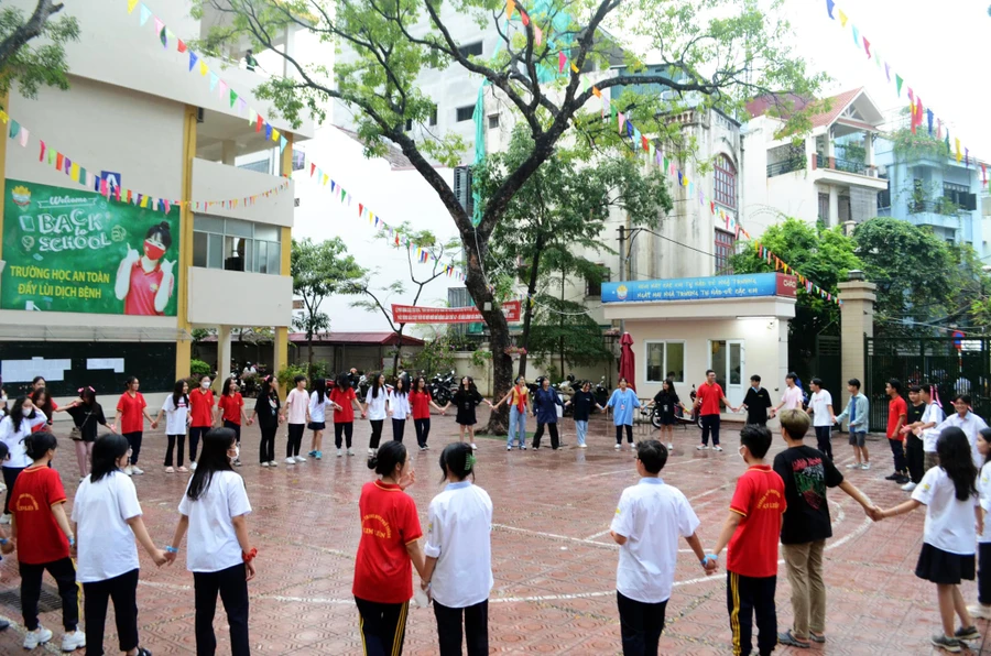 Nằm trong quận nội thành nên không gian của Trường THPT Kim Liên chật hẹp, không có nhà đa năng và sân chơi rộng.