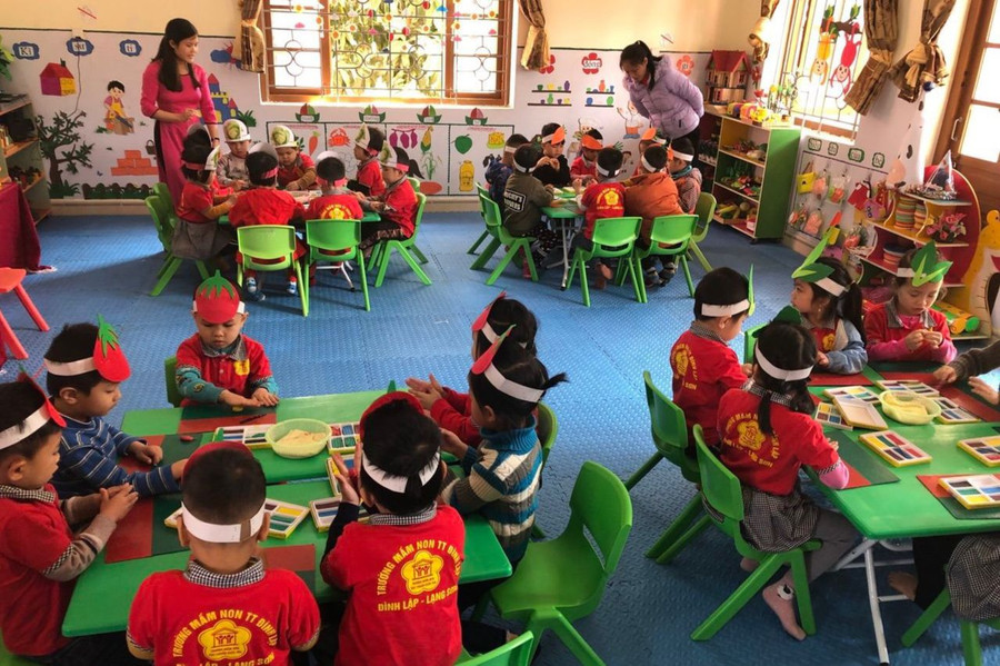 Cô trò Trường Mầm non Thị trấn Đình Lập (huyện Đình Lập, tỉnh Lạng Sơn) trong tiết học trên lớp. Cô trò Trường Mầm non Thị trấn Đình Lập (huyện Đình Lập, tỉnh Lạng Sơn) trong tiết học trên lớp.
