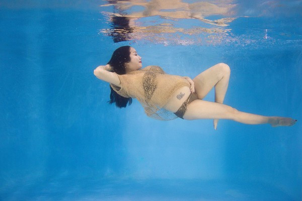 “Bà bầu” Ốc Thanh Vân diện bikini khiêu vũ dưới nước ảnh 6 “Bà bầu” Ốc Thanh Vân diện bikini khiêu vũ dưới nước ảnh 6