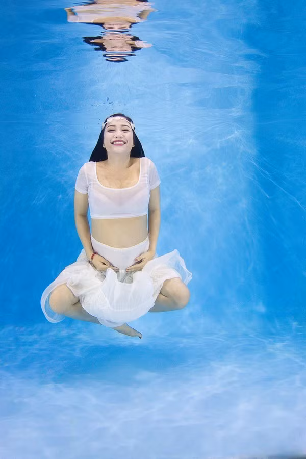 “Bà bầu” Ốc Thanh Vân diện bikini khiêu vũ dưới nước ảnh 3