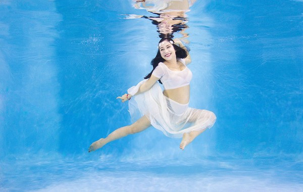 “Bà bầu” Ốc Thanh Vân diện bikini khiêu vũ dưới nước ảnh 4 “Bà bầu” Ốc Thanh Vân diện bikini khiêu vũ dưới nước ảnh 4