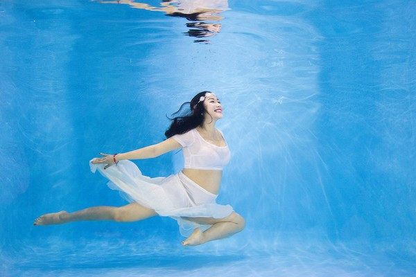 “Bà bầu” Ốc Thanh Vân diện bikini khiêu vũ dưới nước ảnh 2 “Bà bầu” Ốc Thanh Vân diện bikini khiêu vũ dưới nước ảnh 2