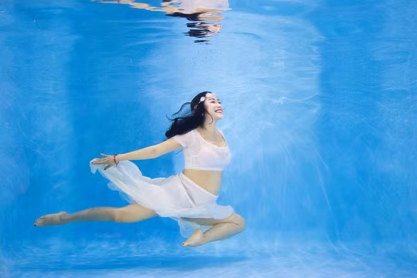 “Bà bầu” Ốc Thanh Vân diện bikini khiêu vũ dưới nước ảnh 2