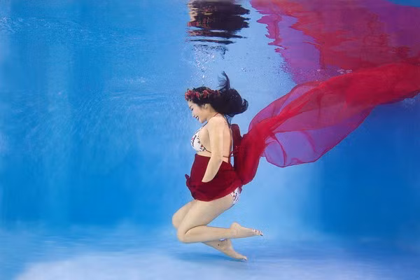 “Bà bầu” Ốc Thanh Vân diện bikini khiêu vũ dưới nước ảnh 13