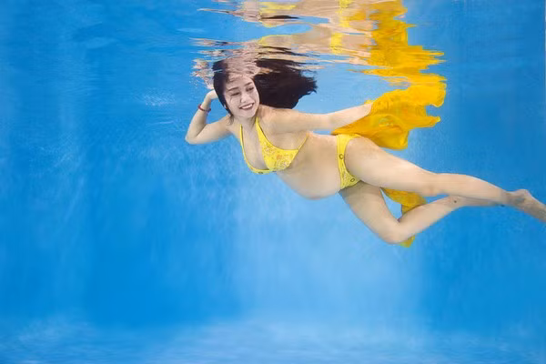 “Bà bầu” Ốc Thanh Vân diện bikini khiêu vũ dưới nước ảnh 15