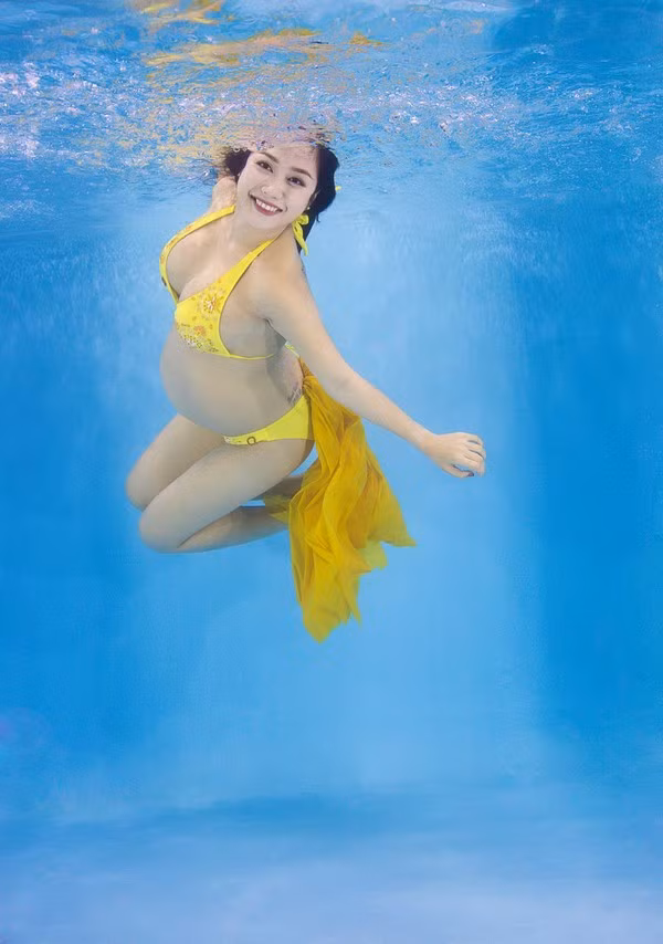 “Bà bầu” Ốc Thanh Vân diện bikini khiêu vũ dưới nước ảnh 18