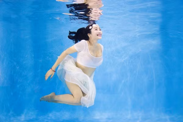 “Bà bầu” Ốc Thanh Vân diện bikini khiêu vũ dưới nước