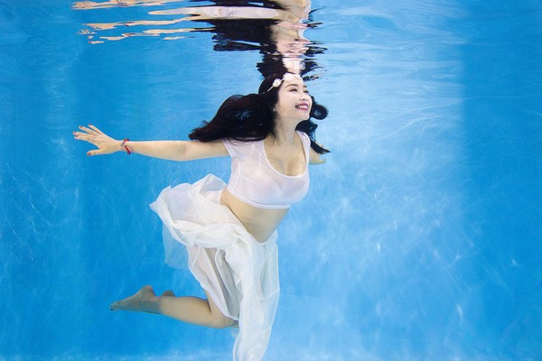 “Bà bầu” Ốc Thanh Vân diện bikini khiêu vũ dưới nước ảnh 5 “Bà bầu” Ốc Thanh Vân diện bikini khiêu vũ dưới nước ảnh 5