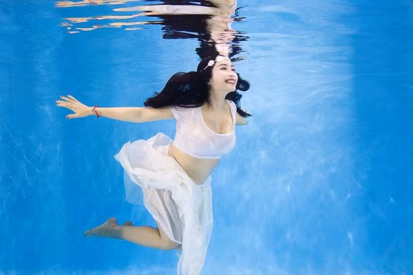 “Bà bầu” Ốc Thanh Vân diện bikini khiêu vũ dưới nước ảnh 5