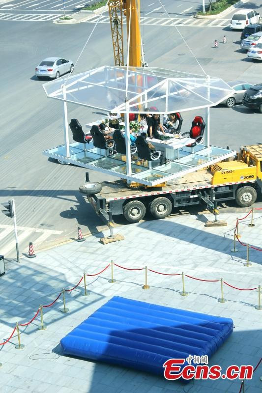 Một bàn ăn được treo gần ga phía nam thành phố Nam Kinh. Mỗi bàn có thể chứa 10 người, gồm 8 khách hàng và 2 nhân viên phục vụ. qưdewd