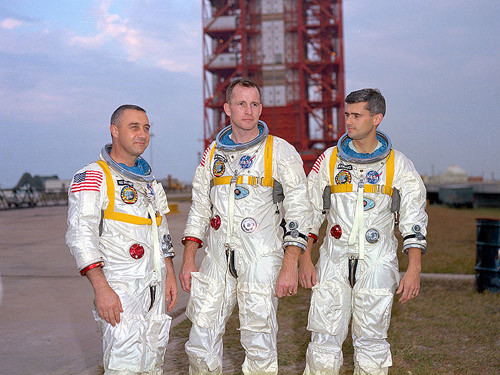 800px-Apollo1-Crew-01-8832-1414644472.jp