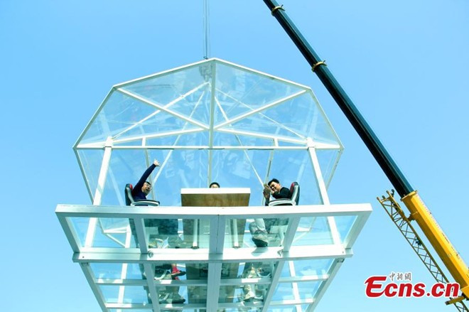 Khách hàng tỏ ra thích thú khi trải nghiệm cảm giác ăn giữa không trung. ưew