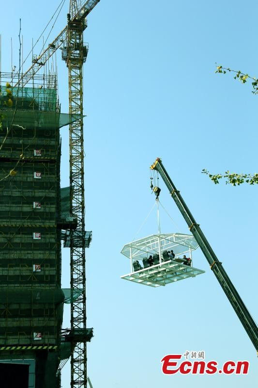 Bàn ăn cách mặt đất khoảng 20 m. ưdew