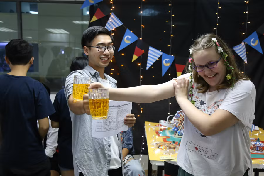 Lễ hội đã dẫn người tham dự “du lịch” tại các điểm đến hấp dẫn trên thế giới