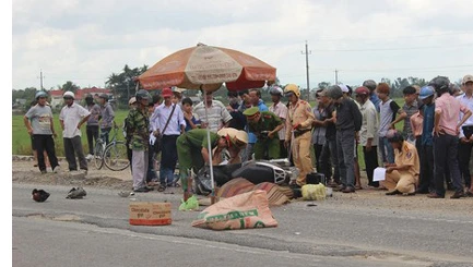 Xe đầu kéo tông hai vợ chồng chết thảm trên QL1A